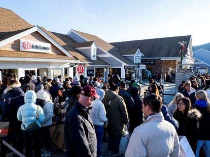 Consumidores haciendo cola en una tienda de Lululemon en Central Valley (Nueva York) para aprovechar las ofertas del Black Friday, el pasado viernes.