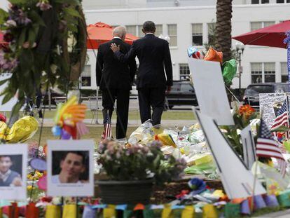 Obama y Biden visitan una ofrenda a las víctimas del Pulse.