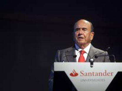 El presidente mundial del Grupo Santander, Emilio Botín, habla este 19 de noviembre de 2013, durante la ceremonia de entrega de los premios Santander Universidades 2013, en el hotel Grand Hyatt, en Sao Paulo (Brasil).