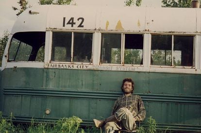 Christopher McCandless, en el autobús donde murió en 1992 en Alaska.