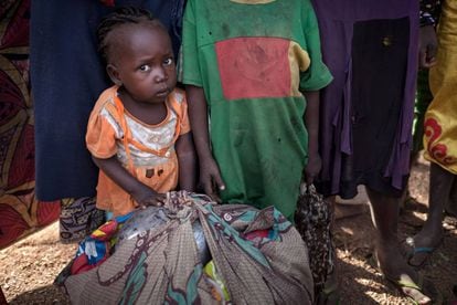 Una niña desplazada con su familia, tras la amenaza de ataque en Betoko Town, en la República Centroafricana, el pasado mes de diciembre.