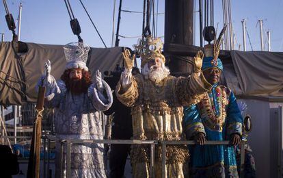 Gaspar, Melchor y Baltasar, ayer, antes de atracar en el Moll de la Fusta de Barcelona.