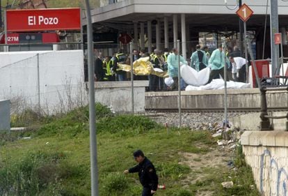 En la estación de El Pozo fue hallada una bolsa con una bomba que no llegó a explotar y que fue desactivada. Las huellas dactilares y el móvil encontrado dentro dieron varias de las pistas que condujeron hasta el locutorio de Jamal Zougam.