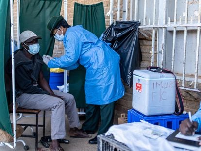 Un hombre recibe una dosis de la vacuna en Bulawayo, Zimbabue (África).