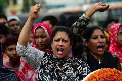 Activistas reclaman  justicia cuatro a&ntilde;os despu&eacute;s del desplome del Rana Plaza, en el lugar de la tragedia en Bangladesh. 
