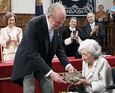 El Rey entrega a Ana María Matute el trofeo del Premio Cervantes