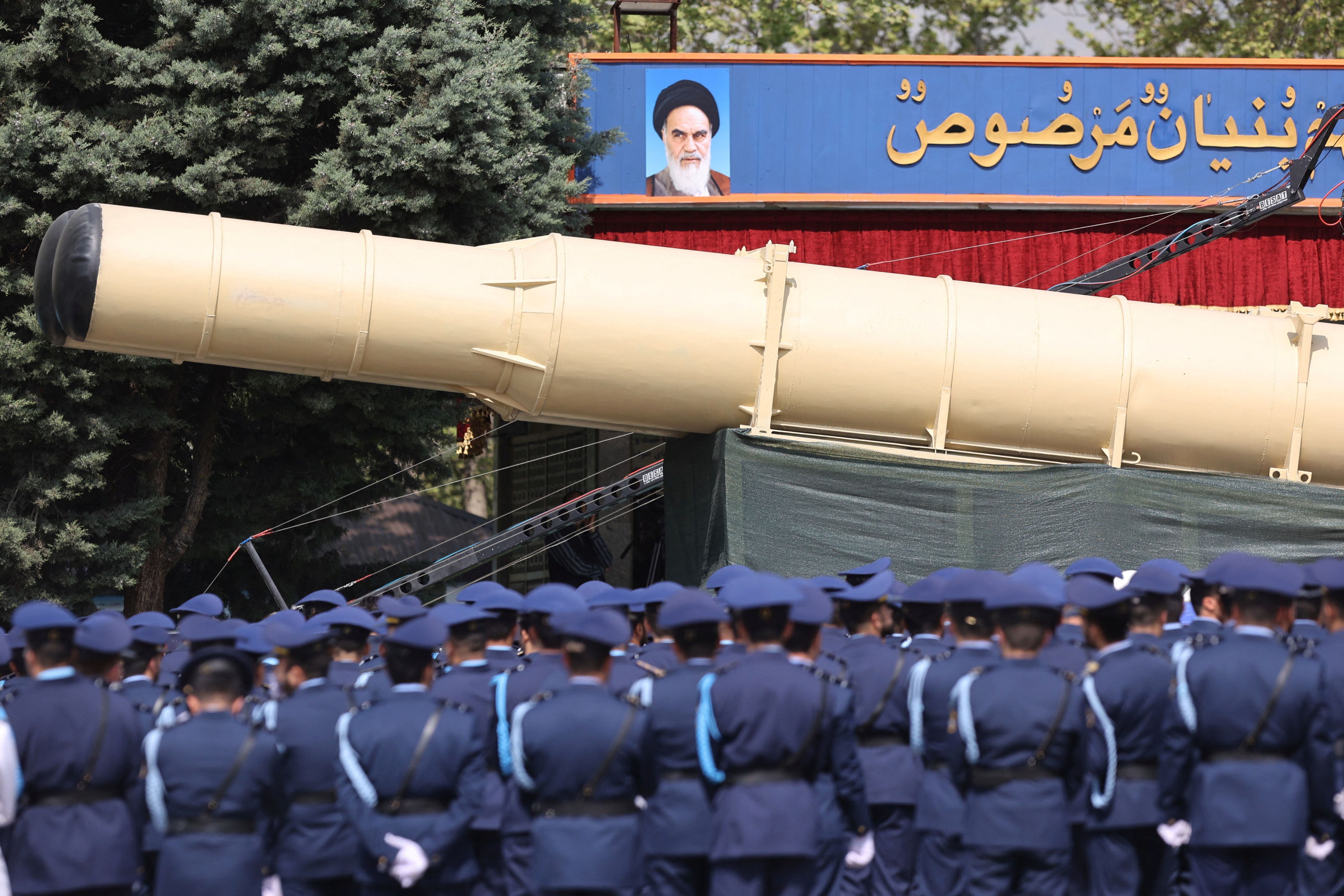 Misil iraní durante el desfile militar en Teherán, este miércoles.