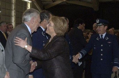 La entonces presidenta Bachelet se reencuentra con Fernando Matthei en 2009.