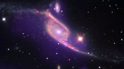 La información captada por el observatorio Chandra se muestra en morado, mientras que la del Spitzer aparece en rojo y la del VLT en rojo, verde y azul.