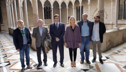El presidente y la portavoz de la Generalitat posan junto a los secretarios generales de CC OO y UGT en Catalu&ntilde;a y Espa&ntilde;a