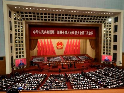 El primer ministro chino Li Qiang aparece en las pantallas mientras habla durante la sesión de apertura de la Asamblea Popular Nacional (APN) en el Gran Salón del Pueblo en Pekín, China.

Associated Press/LaPresse
Only Italy and Spain