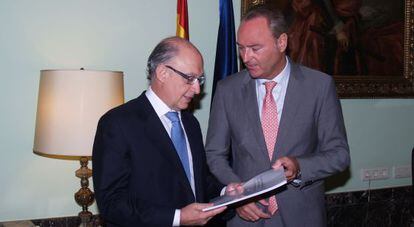 El ministro de Hacienda, Crist&oacute;bal Montoro, recibe de Alberto Fabra el informe sobre la financiaci&oacute;n.