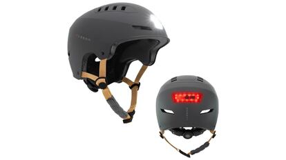 Casco con sistema de iluminación delantera y trasera.