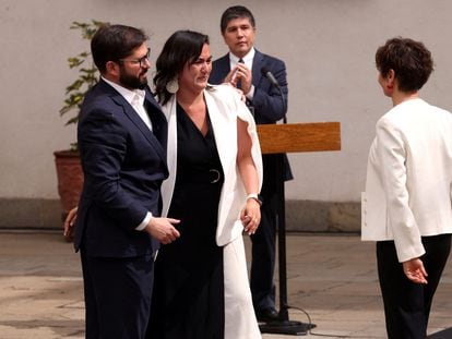 El presidente de Chile, Gabriel Boric, y la nueva ministra de Interior, Carolina Tohá (de espaldas) despiden a Izkia Siches durante la jura de los nuevos ministros, el 6 de septiembre en La Moneda, sede del Gobierno chileno.
