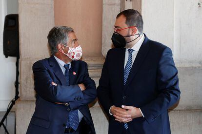 El presidente de Cantabria, Miguel Ángel Revilla (izquierda), conversa con el presidente del Principado de Asturias, Adrián Barbón.