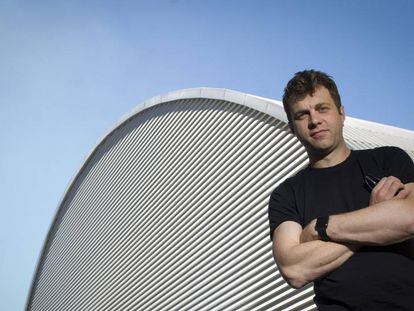 El arquitecto belga Xavier de Kestelier delante un pabell&oacute;n de Fira Barcelona