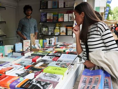 La reina Letizia, durante su visita a la última Feria del Libro de Madrid, celebrada el pasado mes de mayo en el Parque del Retiro.