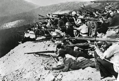 Un grupo de milicianos se asoma a un terraplén en el frente de Navacerrada (Madrid), a finales de julio 1936.