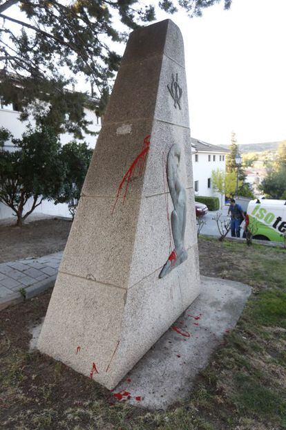 Monolito sin la placa en homenaje a los caídos del bando franquista.