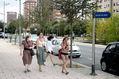 Tres mujeres pasean por la Avenida de Juan Carlos I en Vitoria.