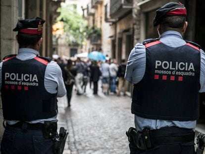 Una pareja de Mossos d'Esquadra en Girona, en una imagen de archivo.