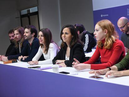 La secretaria general de Podemos, Ione Belarra, rodeada de otros miembros de la ejecutiva en el último Consejo Ciudadano Estatal el pasado 17 de diciembre.