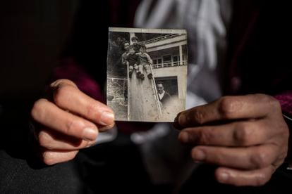 Leonor García muestra una fotografía de su padre, sus hermanos y ella en el pabellón del sanatorio para niños con tuberculosis.