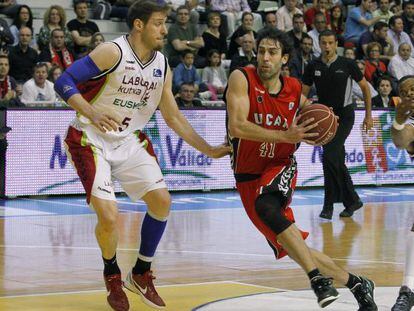 Berni Rodriguez controla el balón ante Andrés Nocioni.