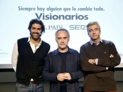 De izquierda a derecha, el director adjunto de EL PA&Iacute;S, Vicente Jim&eacute;nez, el cocinero Ferran Adri&agrave; y el periodista de la cadena Ser Carles Francino. 