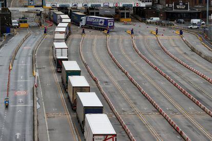 Camiones forman cola en el control fronterizo del puerto de Dover tras haber atravesado el canal de la Mancha.