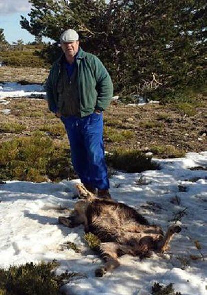 Javier Colmenarejo, delante de una cabra muerta.