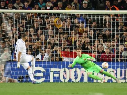 Benzema marca el tercer gol de penalti en el partido entre el Real Madrid y el Barcelona en la semifinal de Copa del Rey, en el Camp Nou este miércoles.