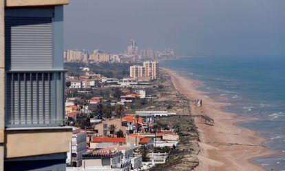 Vista general de las playas al norte de Cullera (Valencia) completamente vacías, este Sábado Santo.