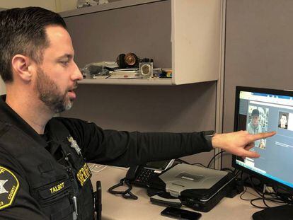 Un agente estadounidense muestra tecnología de reconocimiento facial, en Hillsboro, Oregon