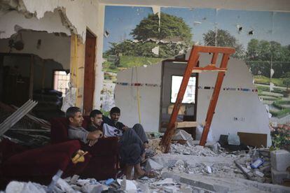 Gazatíes dentro de una casa en Jan Yunis, al sur de Gaza, el 14 de agosto. Testigos aseguran que la vivienda fue dañada por un ataque israelí