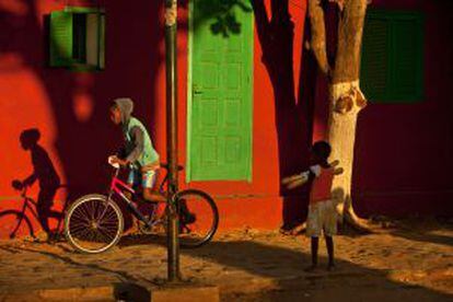 Niños en una calle de la isla de Gorée, en Senegal.