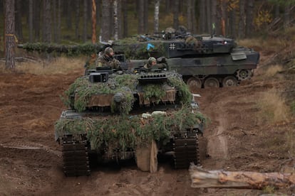Dos Leopard del ejército alemán, durante maniobras militares de la OTAN en octubre en Pabrade (Lituania).