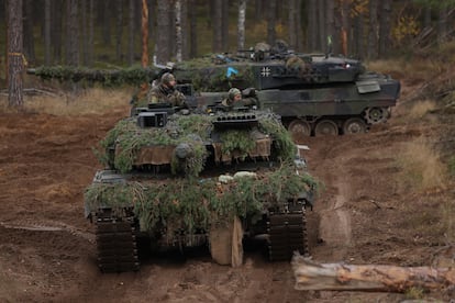 Dos Leopard del Ejército alemán, durante maniobras militares de la
OTAN en octubre en Pabrade (Lituania).