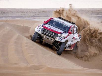 Fernando Alonso pilotando por las dunas marroquíes.