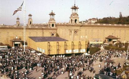 Cues per entrar al pavelló dels Estats Units a la Fira de Barcelona del 1956.