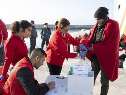 La Cruz Roja atiende a un inmigrante rescatado por la Guardia Civil a su llegada, este viernes, al puerto de Motril (Granada).