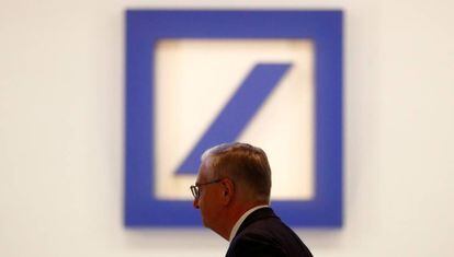 El presidente de Deutsche Bank, Paul Achleitner, frente al logotipo de la entidad.  