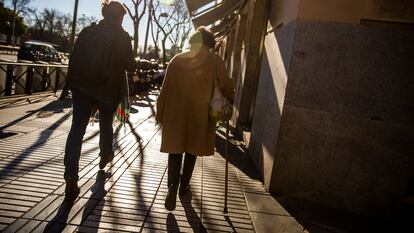 Una mujer mayor paseando por la calle Alcalá, en Madrid.