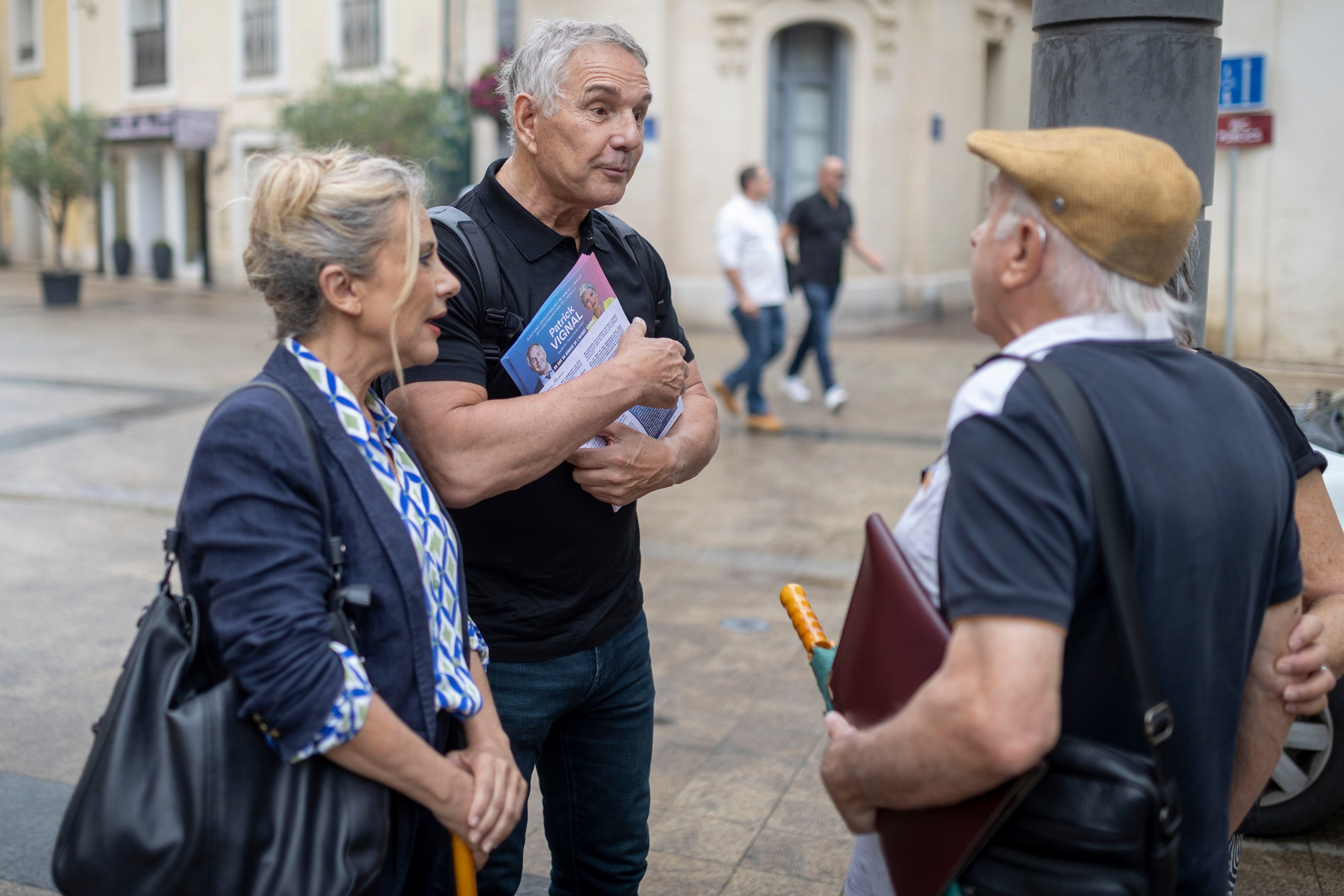 O candidato macronista às próximas eleições, Patrick Vignal, participa com a sua reserva, Patricia Moullin-Traffort, numa distribuição de propaganda eleitoral em Mauguio na passada segunda-feira.