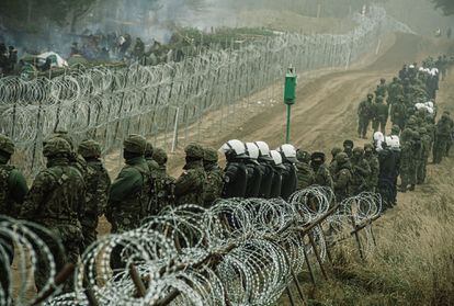Polish soldiers guard the border with Belarus in November, in the face of attempts by thousands of migrants to cross.
