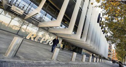 Fachada de la sede de Repsol, en Madrid.