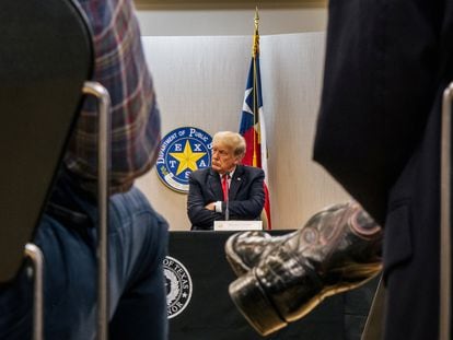 El expresidente de Estados Unidos, Donald Trump, escucha durante una reunión informativa sobre seguridad fronteriza con el gobernador de Texas, Greg Abbott, el 30 de junio pasado.