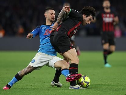 Sandro Tonali controla el balón durante el último partido entre el Milan y el Nápoles.