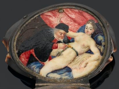 Detalle de un adorno que se abre para revelar una pequeña pintura de un hombre desbloqueando el cinturón de castidad de una mujer, expuesta en la Science & Society Picture Library, en Londres.