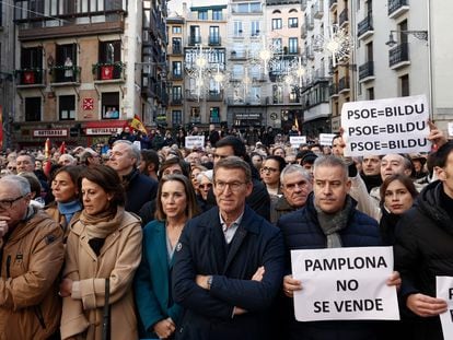 El líder del PP, Alberto Núñez Feijóo, y la secretaria general del partido, Cuca Gamarra, asisten a la concentración celebrada este domingo en Pamplona contra la moción de censura acordada entre el PSOE y EH Bildu.
